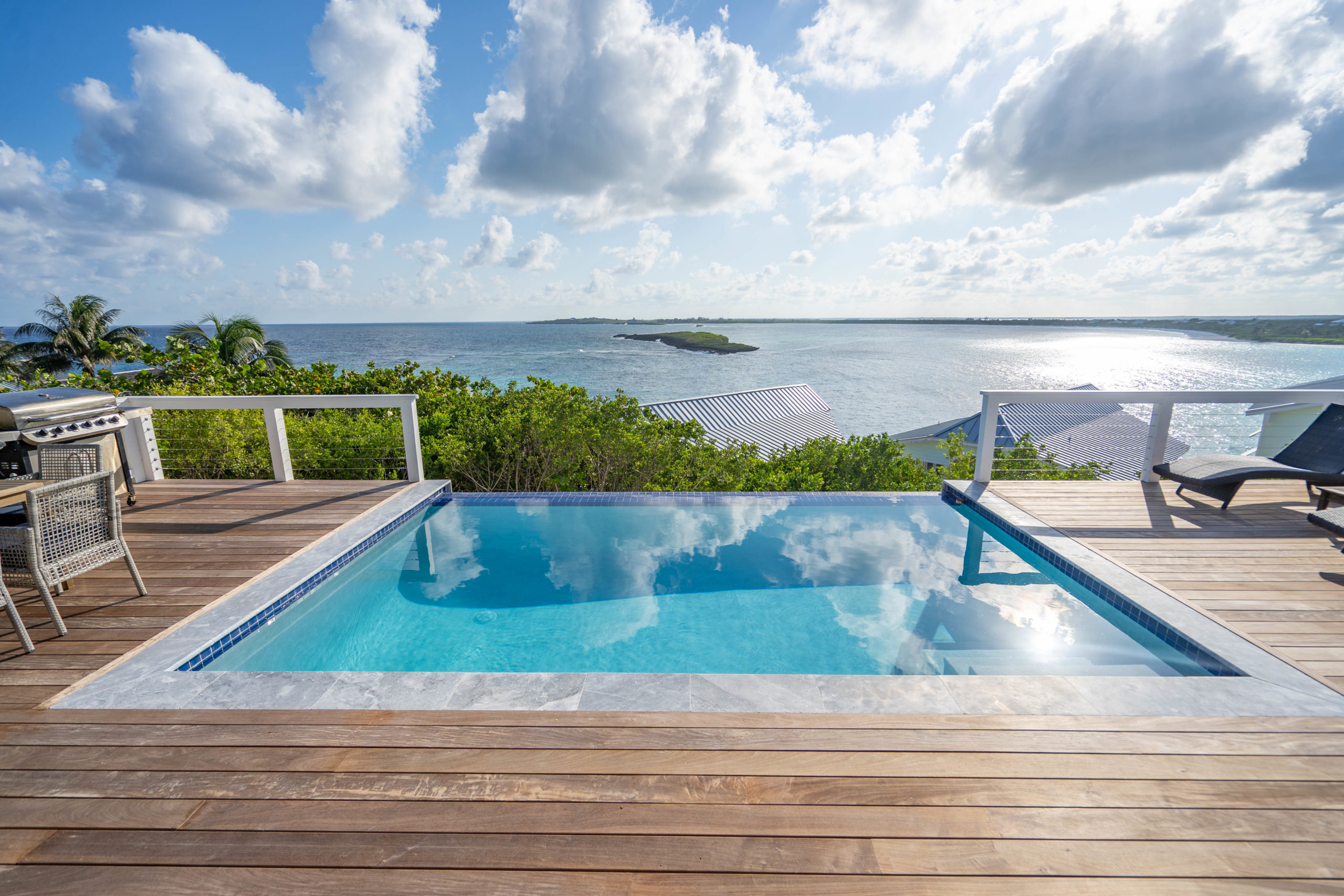 Infinity pool of a house located close to the Cliff House restaurant in The Bahamas